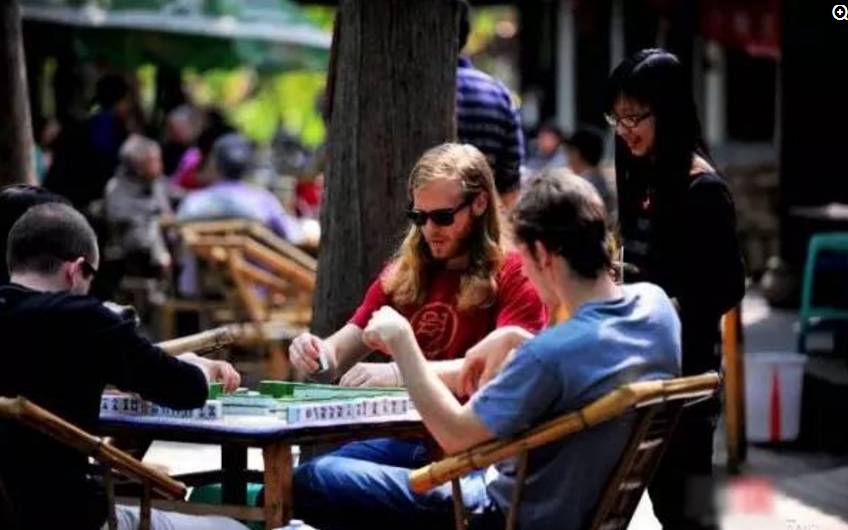 一群老外玩中國麻將，這畫面簡直不敢想象，滿滿的“心酸”啊